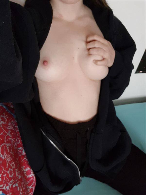 胸に北斗七星のある女の子