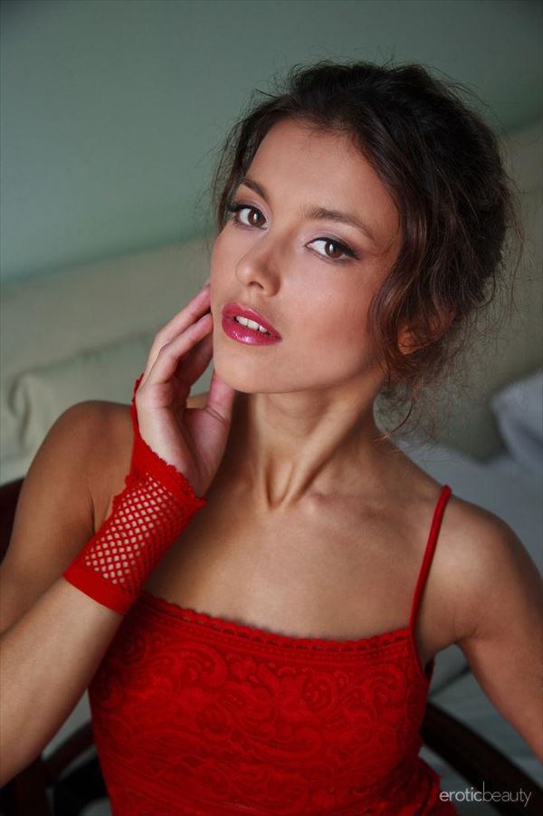 赤い下着のエロさは半端ない！