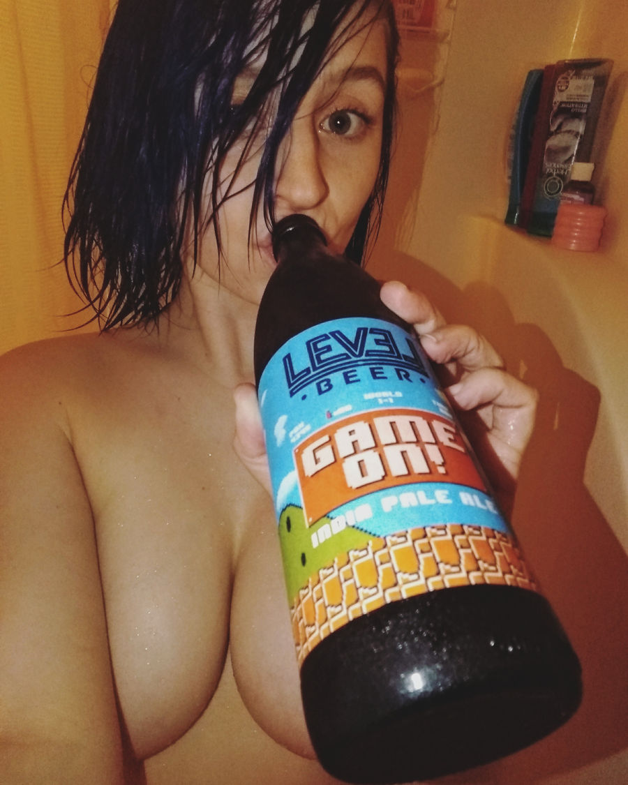 【海外アダルト】初めてのドリンクを買うたびに自撮りする女の子